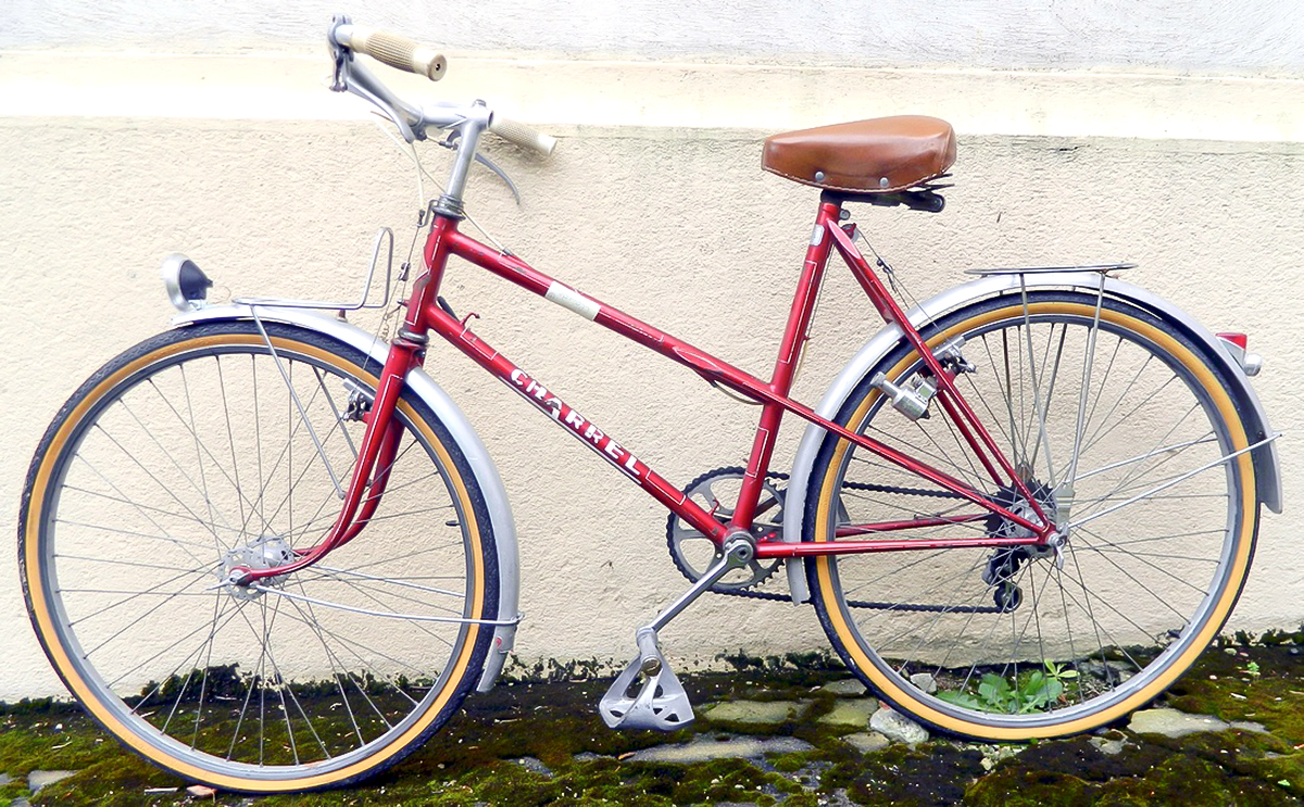 vélo CHARREL rouge de profil équipé de pédales ISO pendulaires