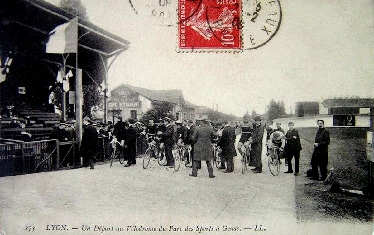 carte postale Vélodrome du parc des sports de Jenas